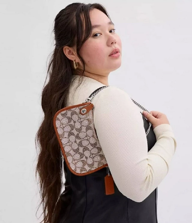 Saddle 20 in signature jacquard top