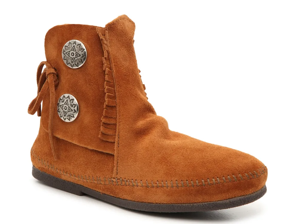 Minnetonka two best sale button boot