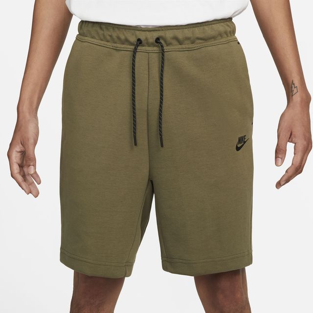 Nike tech fleece hotsell shorts foot locker