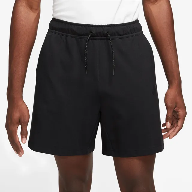 Nike tech fleece hotsell shorts foot locker