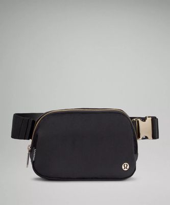 カナダ現地購入Disney x　ルルレモン Everywhereベルト Bag黒 Disney x lululemon *Everywhere Belt Bag 1L Mickey in Motion