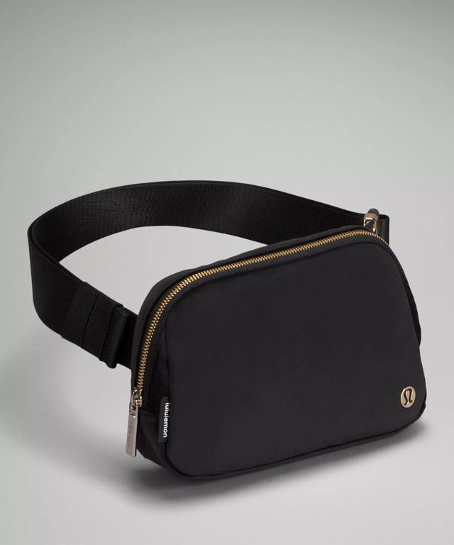 RESERVED Lululemon *Velour authentic Everywhere Belt Bag (Black/Gold- 1L)