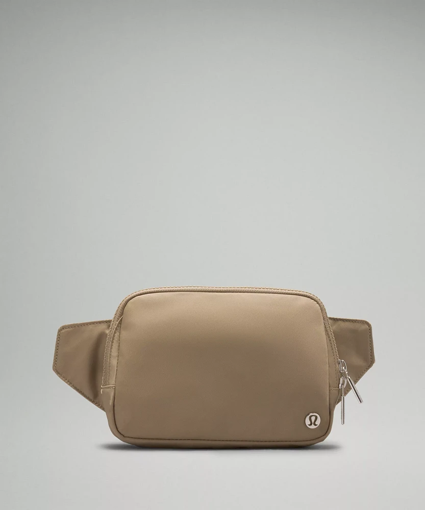 Brand New Large Lululemon Belt Bag 21cm x 5.7 cm x 14.6 cm 2L sold volume