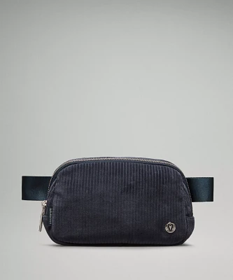 Lululemon store Everywhere Belt Bag Navy Blue