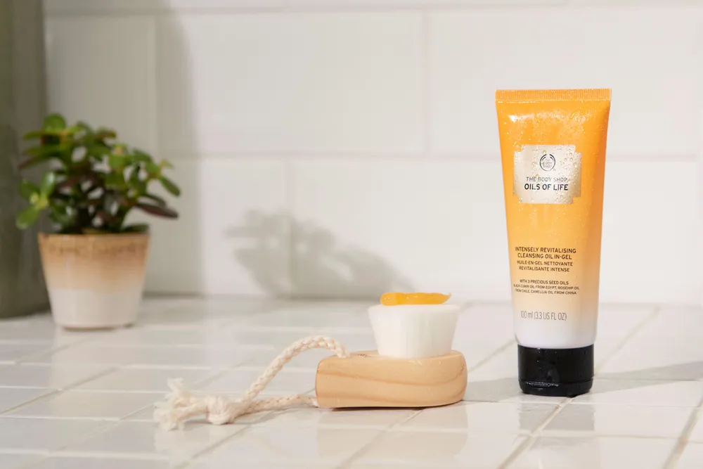 The Body Shop Oils of Life™ Intensely Revitalizing Cleansing OilIn Gel