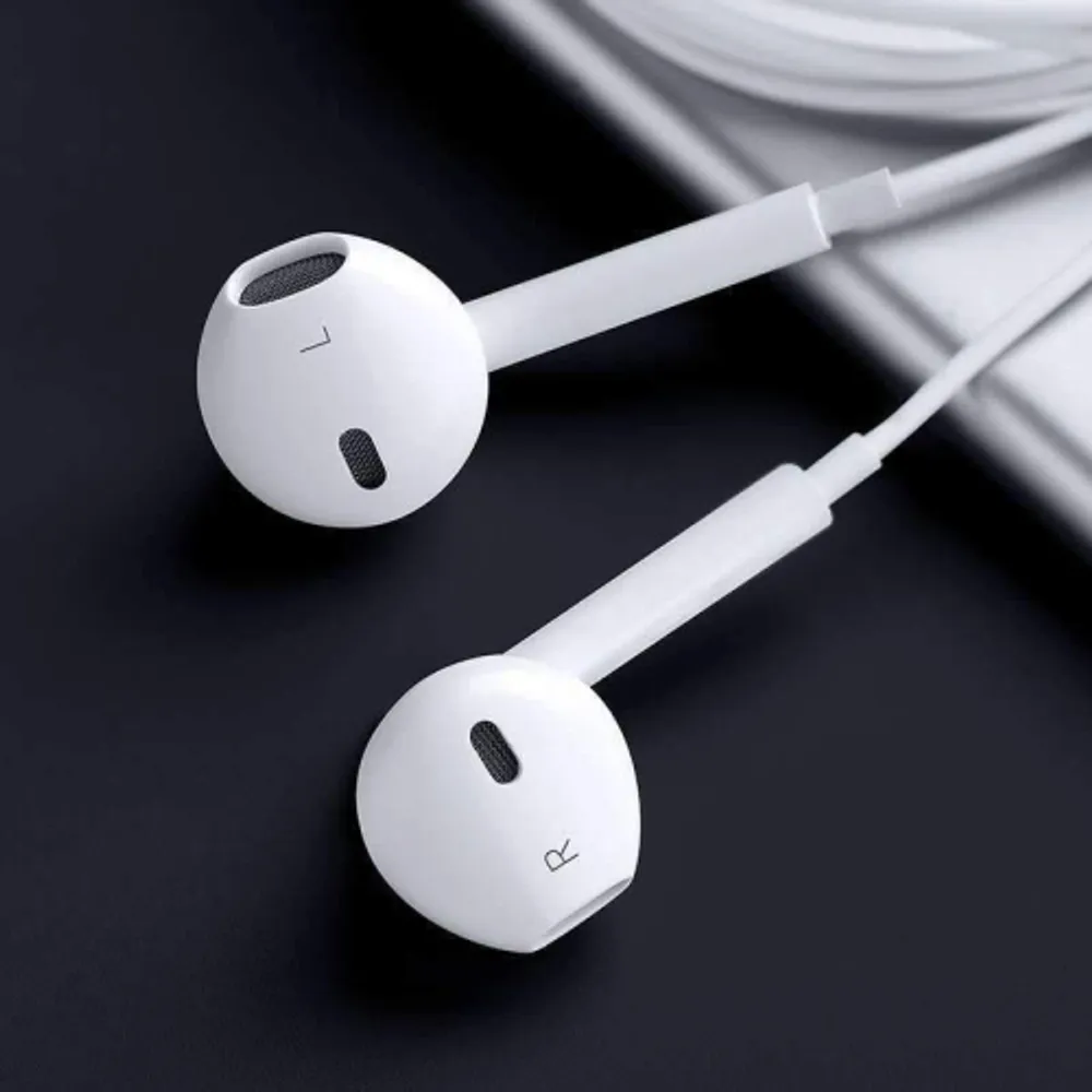 Iphone 10 hotsell earbuds plug in