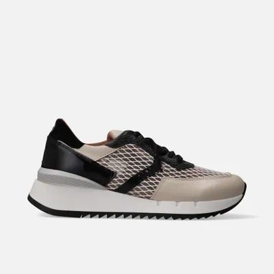 Prada Tenis con picado en piel color negro Paseo Interlomas Mall