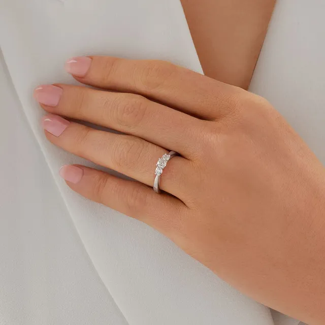 Michael Hill Engagement Ring with 1 2 Carat TW of Diamonds 10kt