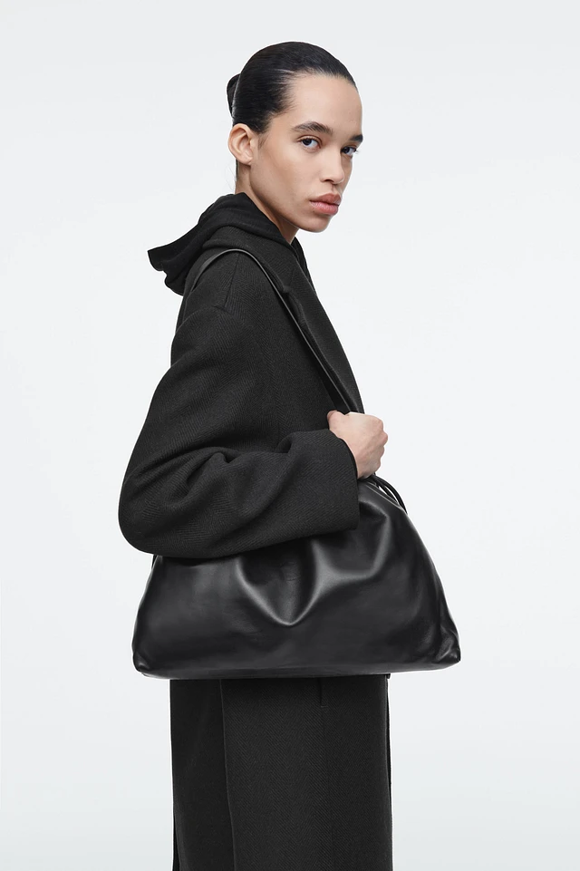 Cos PILLOW OVERSIZED QUILTED CLUTCH BAG - LEATHER | King's Cross