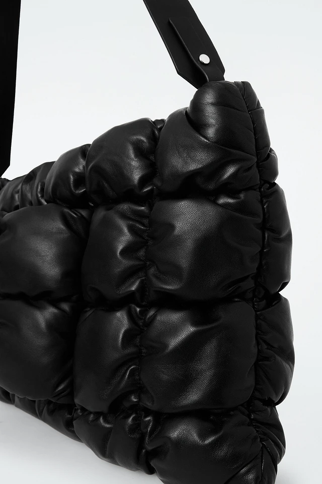 Cos PILLOW OVERSIZED QUILTED CLUTCH BAG - LEATHER | King's Cross
