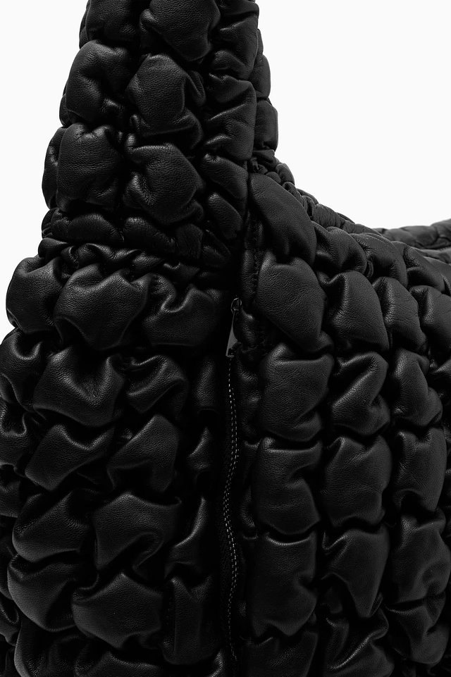 Cos PILLOW OVERSIZED QUILTED CLUTCH BAG - LEATHER | King's Cross
