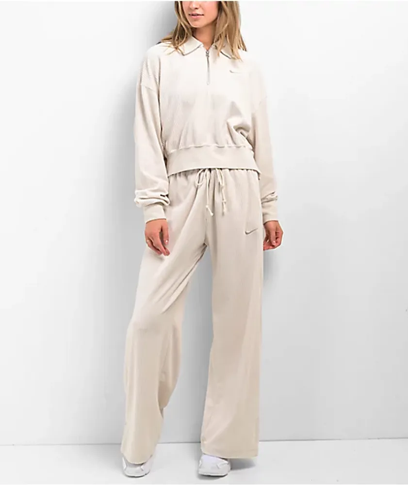 Nike cream hotsell cropped sweatshirt