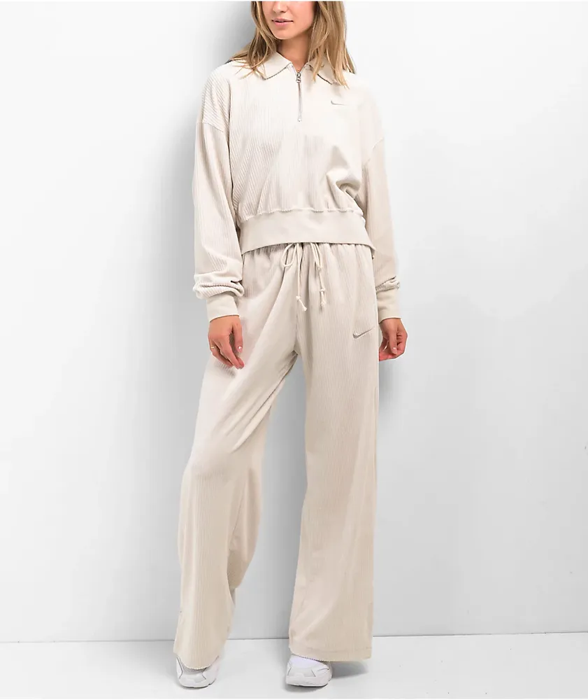 Nike cream clearance cropped sweatshirt