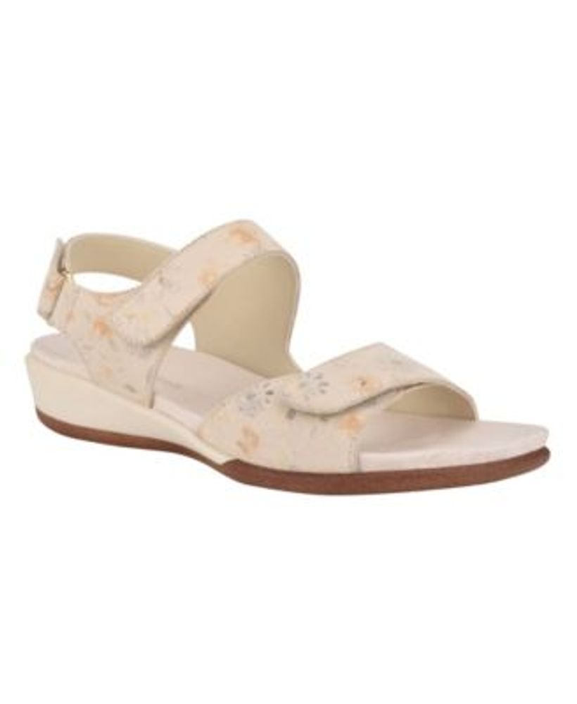 Easy Spirit Women s Hartwell Square Toe Casual Flat Sandals