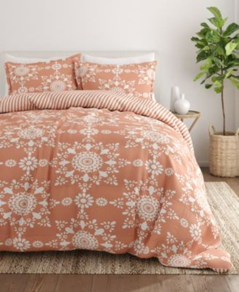Ienjoy Home Home Collection 3 Piece Premium Ultra Soft Daisy Medallion Reversible Comforter Set