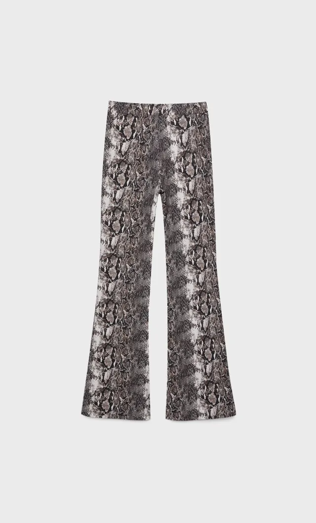 Pantalon flare sales punto liso stradivarius
