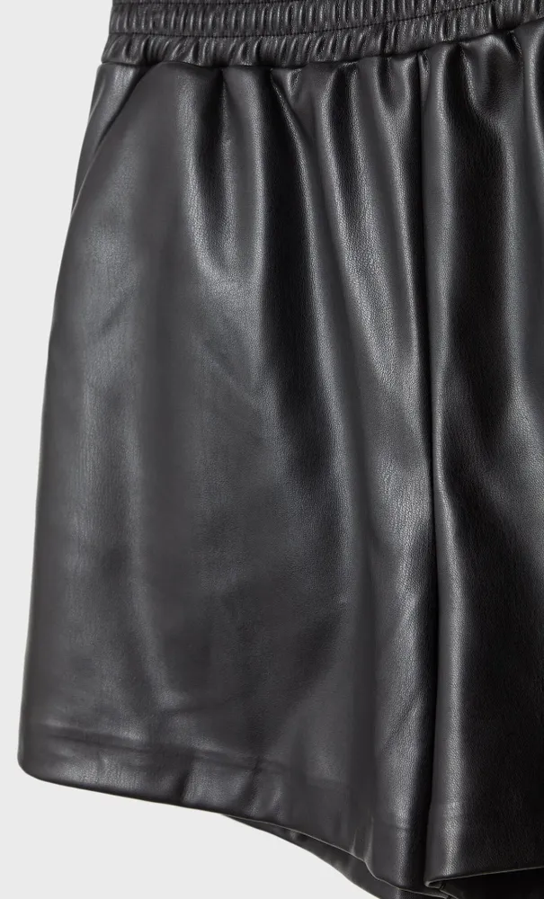 Short cuero on sale stradivarius