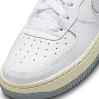 White & blue air force 1 store lv8 3 trainers youth