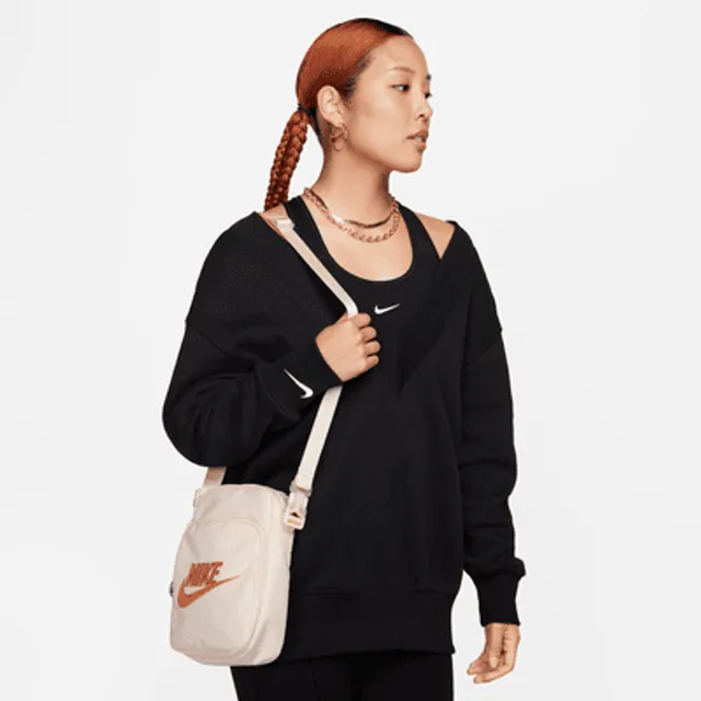 Nike Heritage Crossbody Bag 4L . Nike The Summit at Fritz Farm