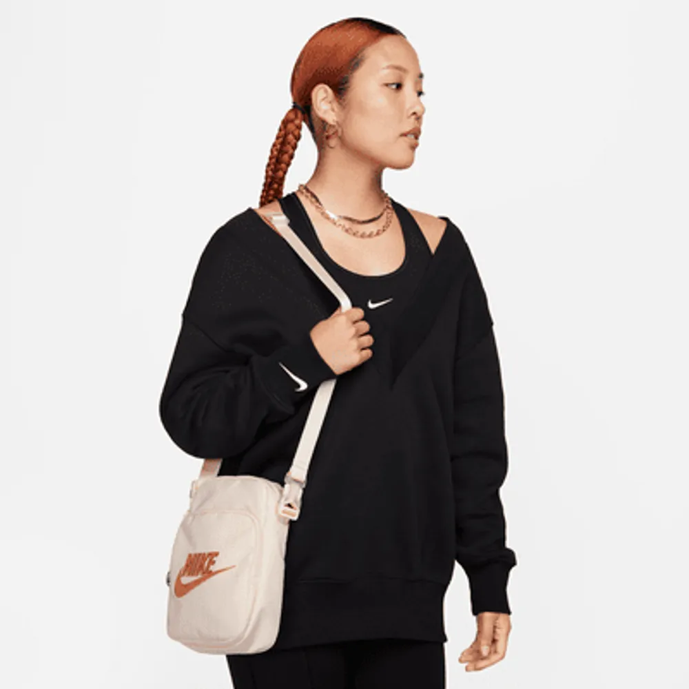 Nike Heritage Crossbody Bag 4L . Nike The Summit at Fritz Farm
