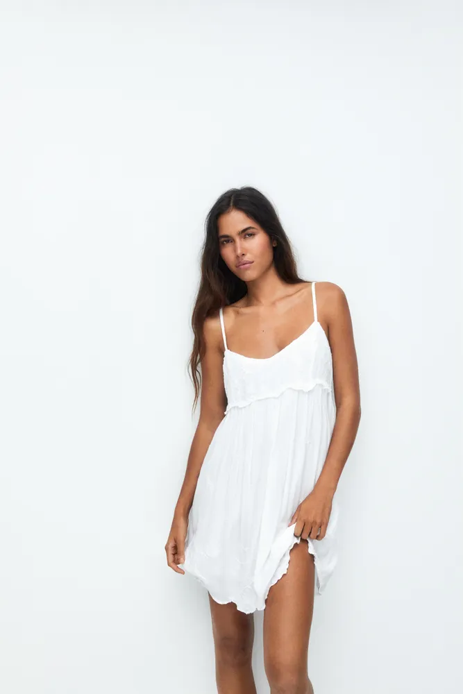 Pull Bear Vestido corto blanco bordados Paseo Interlomas Mall