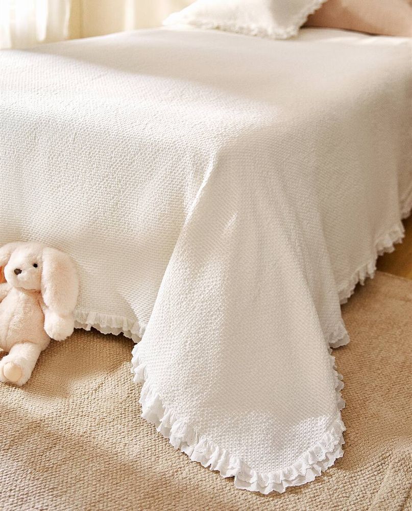 Zara Home COLCHA GOFRADA VOLANTE BORDADO Paseo Interlomas Mall