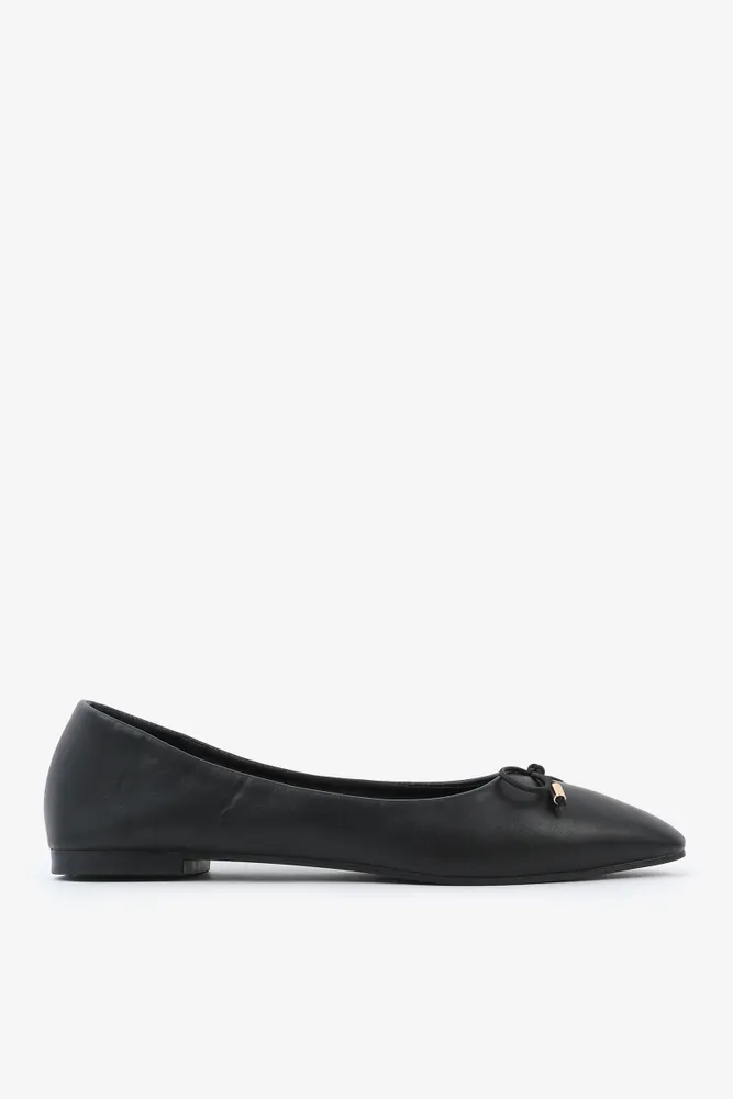 Ardene Pointy Toe Ballet Flats in Black Size Faux Leather
