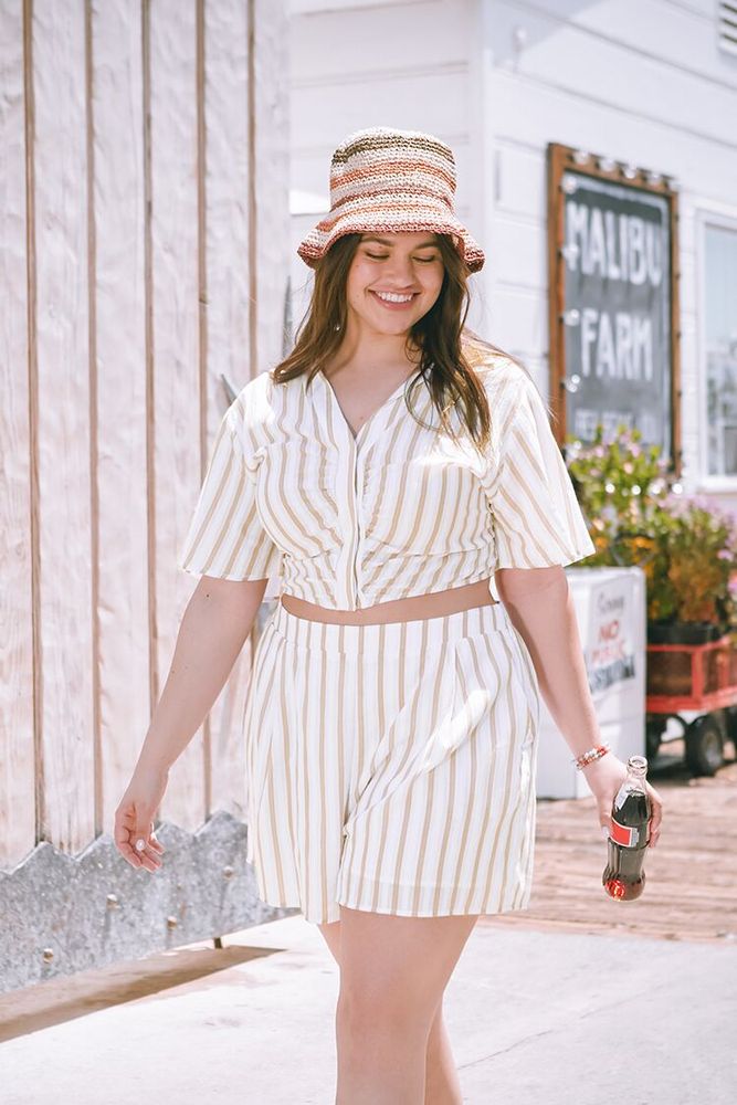 Forever 21 Women s Striped Shorts in White Safari 1X