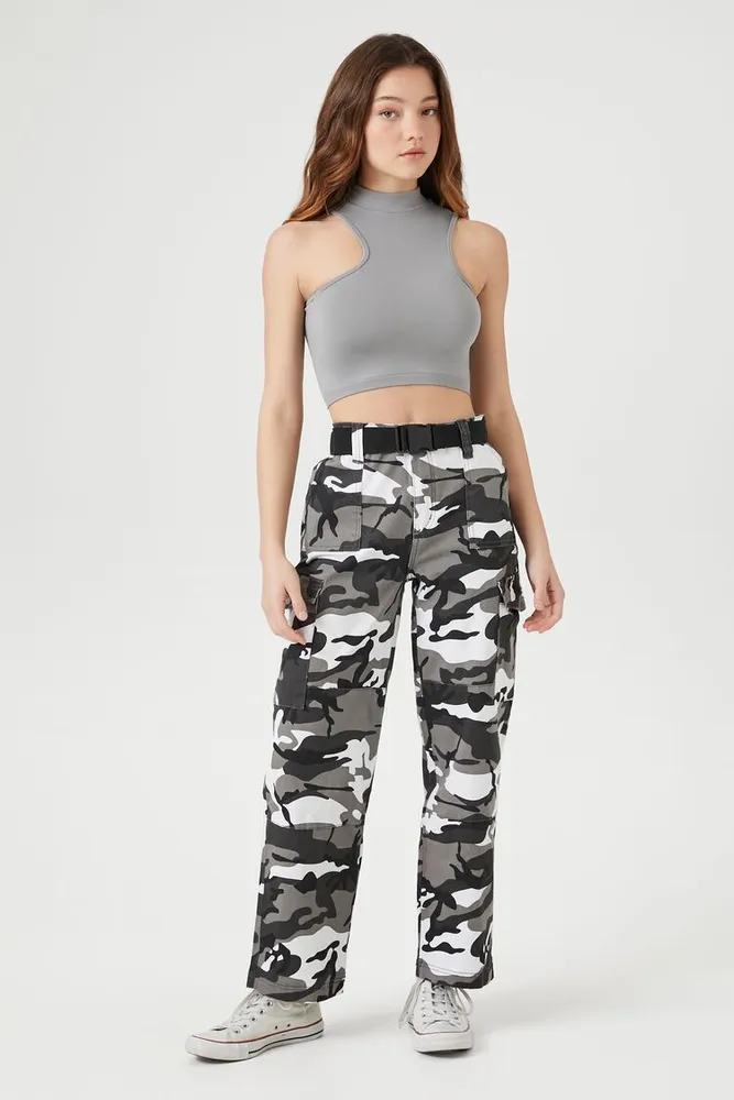 Forever 21 Women s Camo Print Cargo Pants in Black Medium