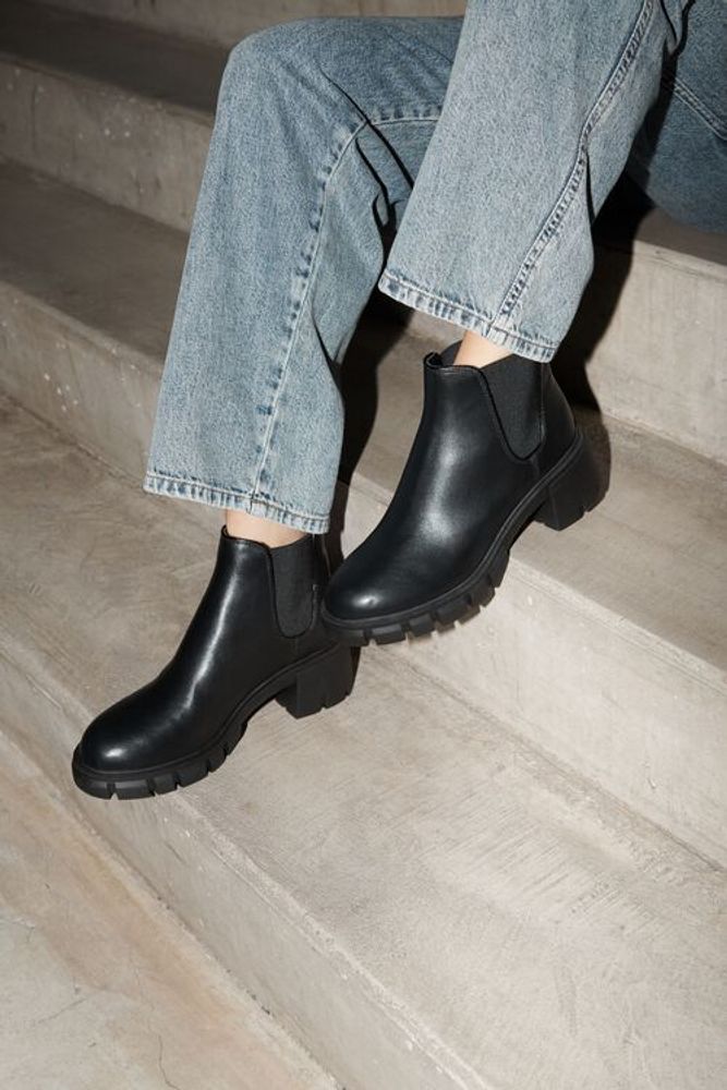 howler steve madden boots