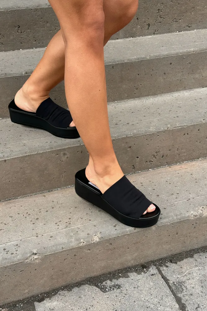 Garage STEVE MADDEN Slinky Sandal Foxvalley Mall