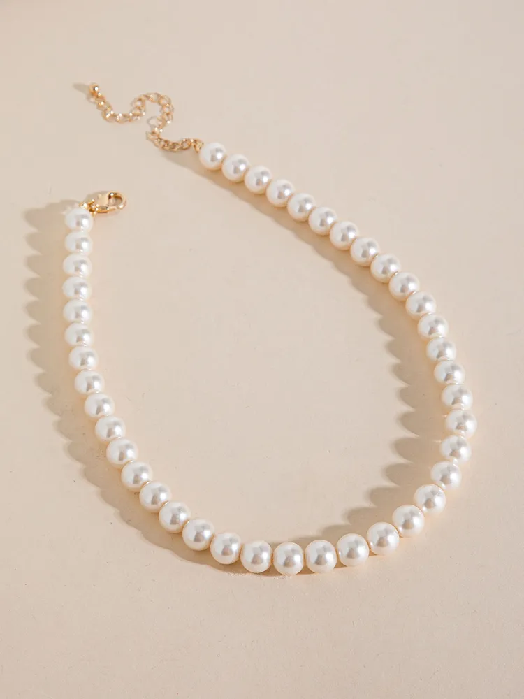 Short top pearl necklace