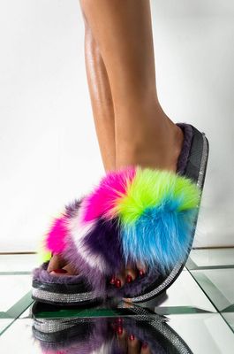 Azalea wang AKIRA Azalea Wang Its So Fluffy Ima Die Fur Slides