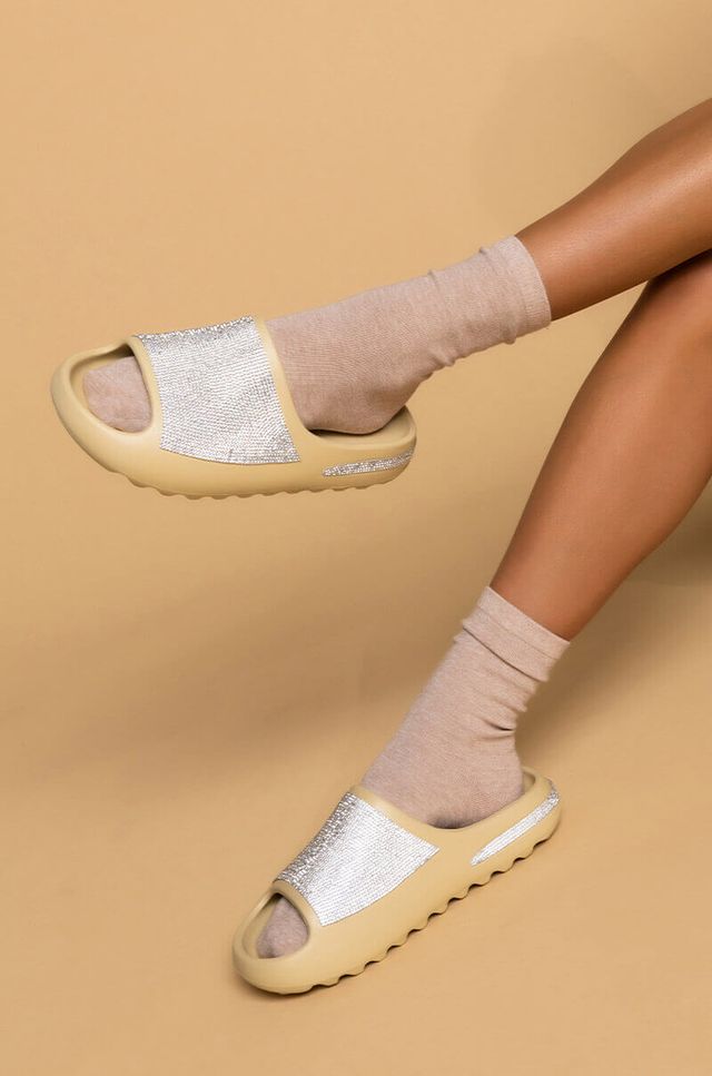 Akira deals yeezy slides