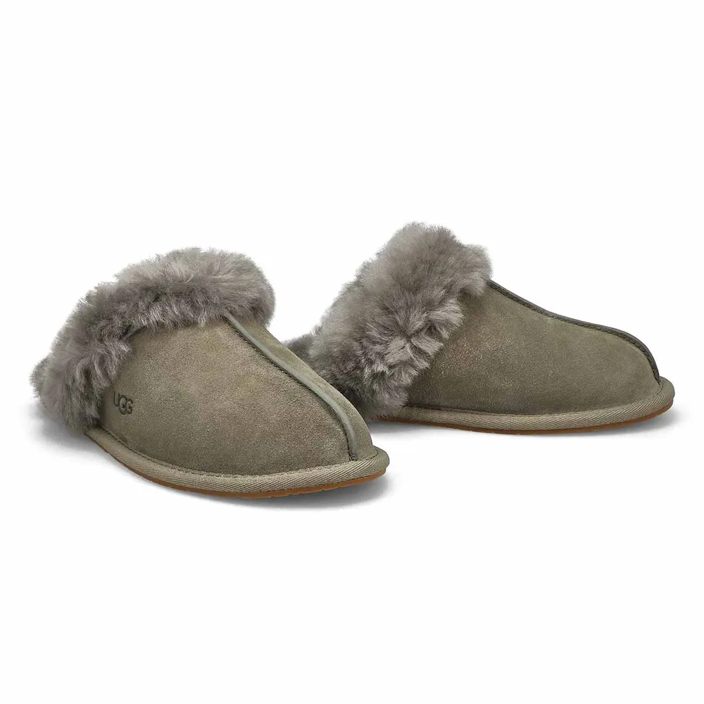 Ugg scuffette discount slippers metal logo